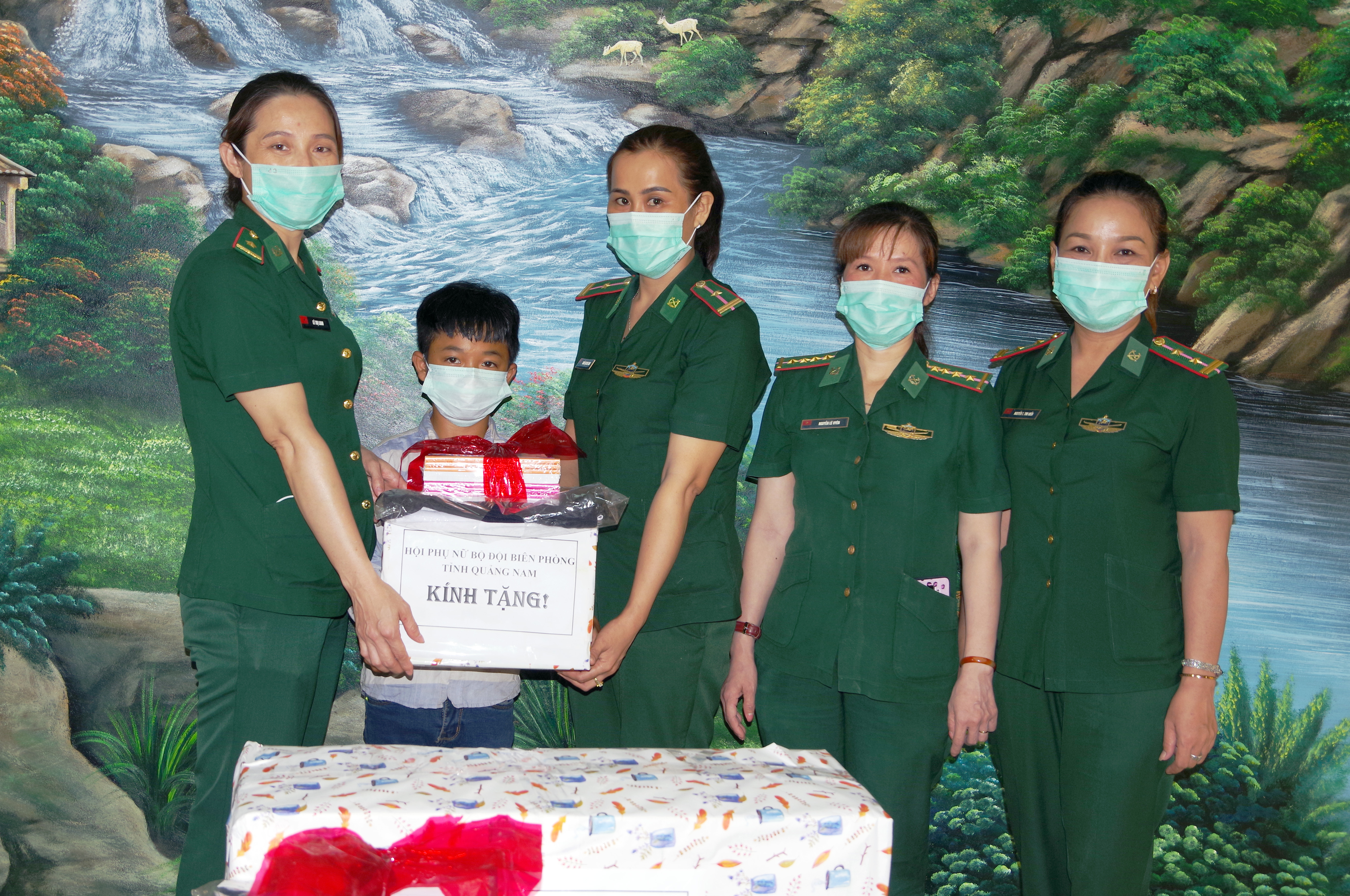 Tặng quà học sinh có hoàn cảnh khó khăn là “Con nuôi Đồn Biên phòng”.